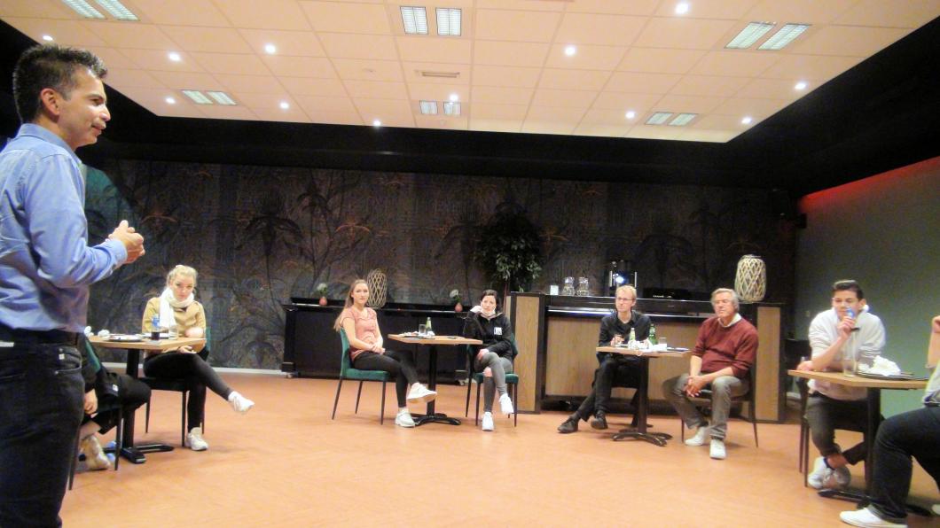 William Sanchez in gesprek met de cast van de musical Max Havelaar