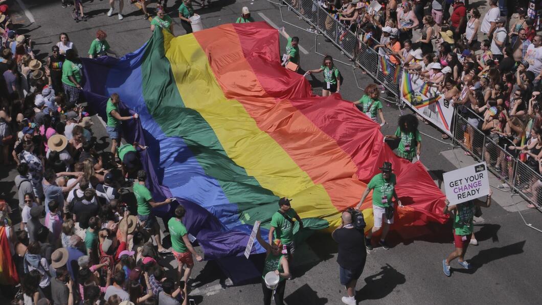 Pride optocht met regenboogvlag