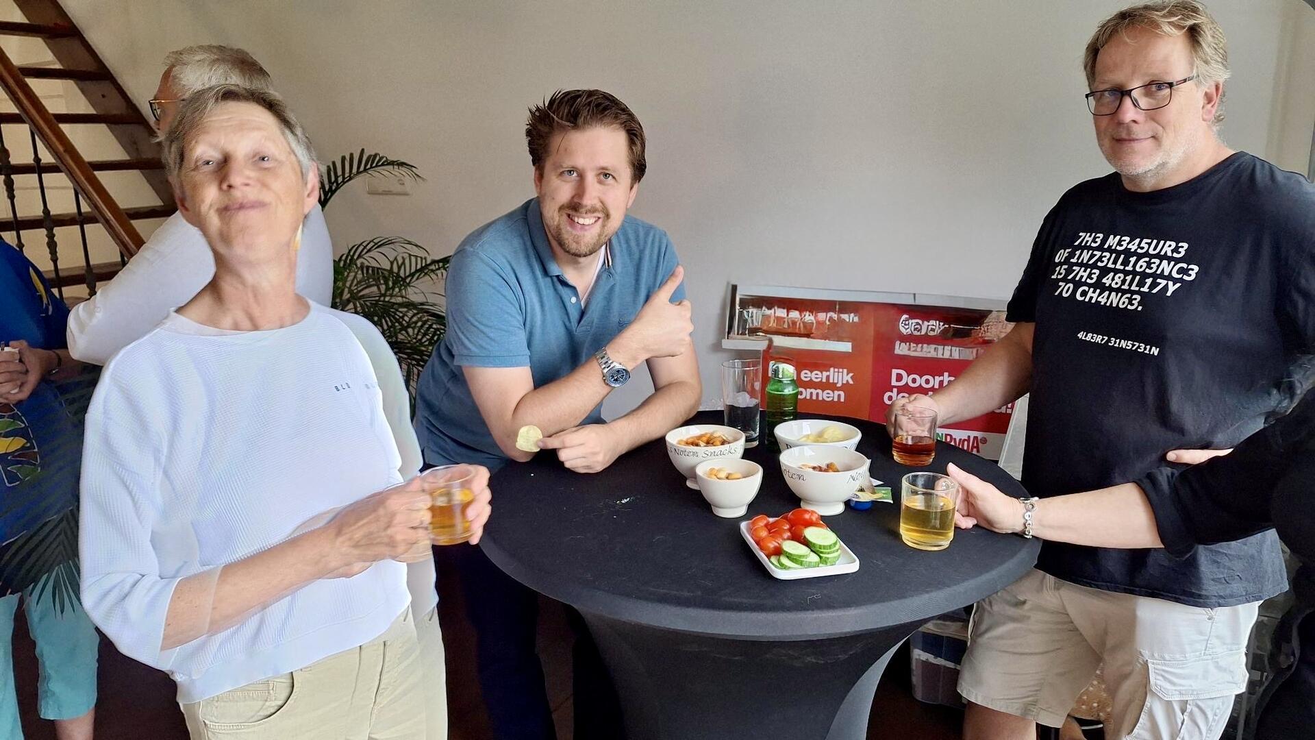 Bestuursleden van PvdA, GroenLinks en In Beweging aan een statafel